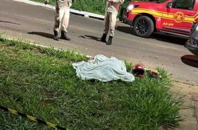 Corpo da vtima foi arremessado para o meio fio da Avenida Trs Barras. (Foto: Direto das Ruas)