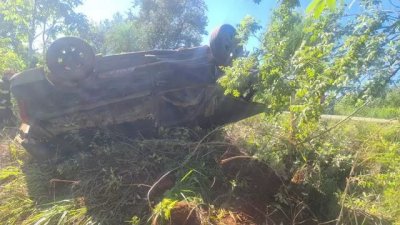 Carro capotou e foi parar em rea de vegetao com as 4 rodas para cima (Foto: divulgao)