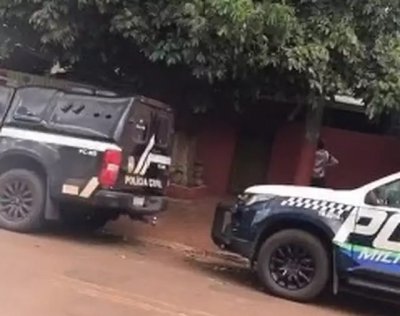 Viaturas policiais em frente ao imvel onde ocorreu crime. (Foto: Reproduo/Tudo do MS)