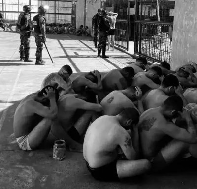 Policiais do Batalho de Choque durante operao nesta manh na Penitenciria de Dois Irmos do Buriti (Foto: divulgao)