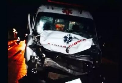 Dianteira da ambulncia ficou destruda em acidente (Foto: Edio MS)