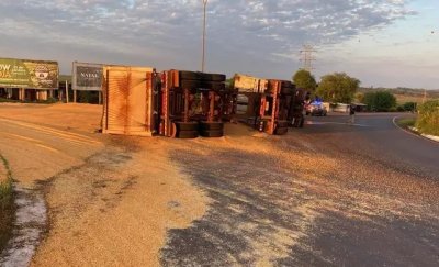 Caminho carregado com milho que tombou na BR-463, em Dourados (Foto: Divulgao)