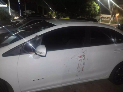 Carro de policial penal com marcas de sangue (Foto: Direto das Ruas)