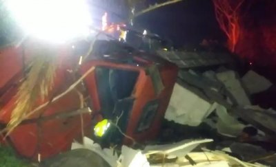 Carreta destruda aps coliso em rodovia de Corumb. (Foto: Divulgao/Bombeiros)