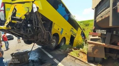 nibus colidiu com carreta e deixou 20 feridos na BR-163; motorista morreu no local. (Foto: Reproduo/CCR MSVias)