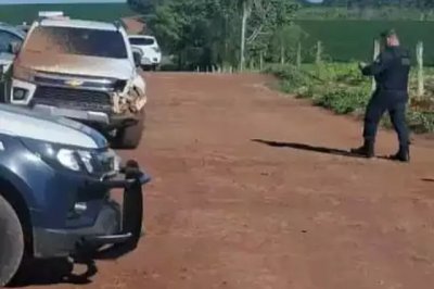 Policiais em estrada onde caminhonete foi localizada abandonada. (Foto: Direto das Ruas)