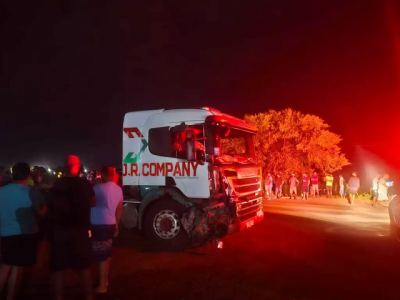 Carreta envolvida no acidente ficou com a frente danificada (Foto: Ribas Ordinrio)