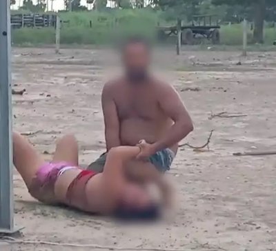 Homem aparece em vdeo agredindo a mulher (Foto: reproduo / vdeo)