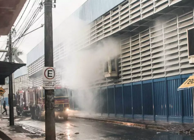 Fogo atingiu comrcios que ficavam numa das laterais, de frente para a Rua Fbio Zahran (Foto: Marcos Maluf)