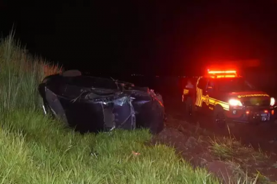 Carro capotado s margens de estrada em Maracaju. (Foto: Maracaju Speed)