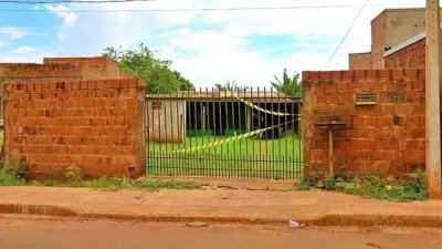 Casa em Sidrolândia que foi incendiada, e onde meninas moravam com a mãe (Foto: Lucas Martins/Região News)
