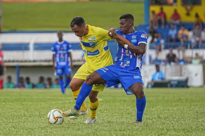 Disputade bola entre jogadores do Dourados e Ivinhema no Estdio Saraivo (Foto: Marcelo Berton)