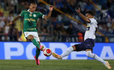 Breno Lopes dividindo bola com jogador do Santo Andr (Foto: Cesar Greco/Palmeiras)
