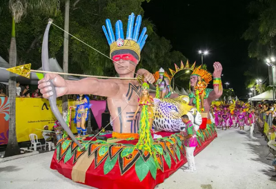 Um dos carros alegricos da escola de samba campe do Carnaval de Corumb (Foto: Gisele Ribeiro)