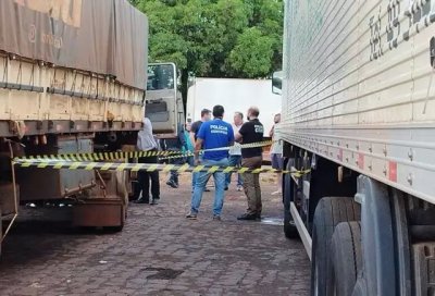 Policiais e peritos no local onde carreta da vtima estava. (Foto: Osvaldo Duarte/Dourados News)