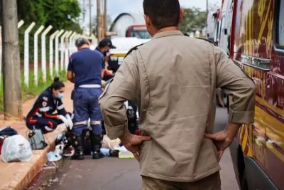 Socorristas durante o socorro ao motociclista, que no resistiu aos ferimentos (Foto: Henrique Kawaminami)