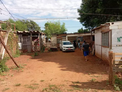 Carro da funerria estacionado em frente a casa onde ocorreu o crime (Foto: Idaicy Solano)