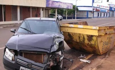 Carro ficou com a lateral destruda (Foto: Paulos Francis)