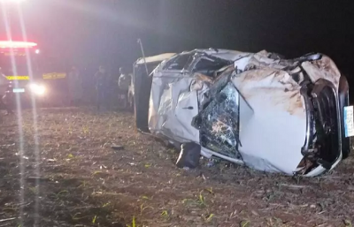 Caminhonete destruda aps bater em Gol. (Foto: Leandro Holsbach)