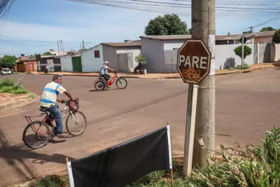 Placa de pare foi arramarrada ao poste depois de ser derrubada em outro acidente (Foto: Henrique Kawaminami)