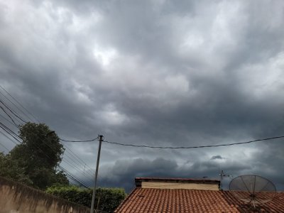 Ontem a tarde o tempo fechou e a chuva caiu em Aquidauana