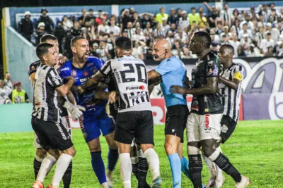 Jogadores do Fantasma e Galo discutem durante confronto no Estdio Jacques da Luz, em Campo Grande. (Foto: Juliano Almeida)