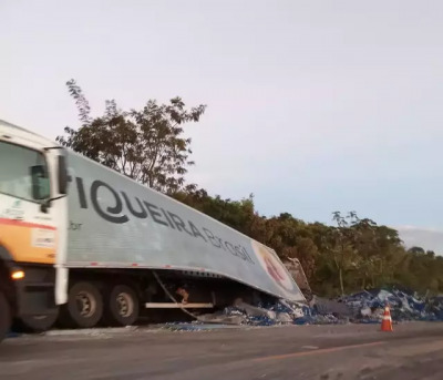 Corpo foi encontrado sem sinais vitais, cado em calada e com marcas de tiro. (Foto: Juliano Almeida)