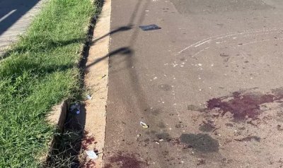 Manchas de sangue na avenida onde o adolescente foi ferido (Foto: Clara Farias)