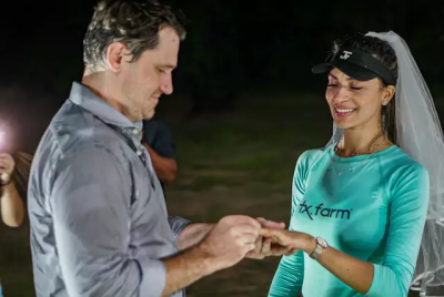 Rafael trocando alianas com Carmen. (Foto: Rodrigo Brando)