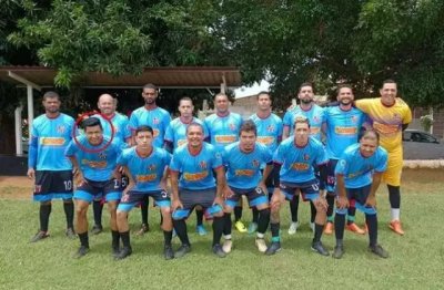 Jos Luiz (com crculo vermelho) posando para foto com os amigos do Beira-Mar (Foto: arquivo pessoal)