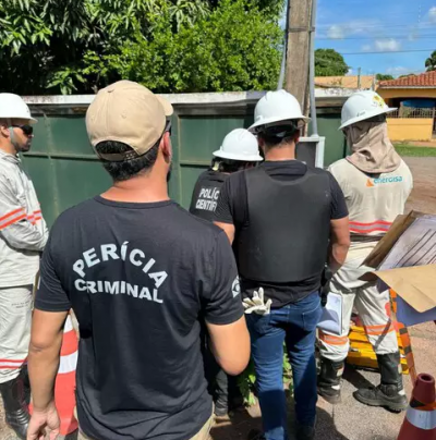 Equipe de peritos criminais e funcionrios da Energisa fiscalizam poste fraudado no interior. (Foto: Reproduo/PCMS)