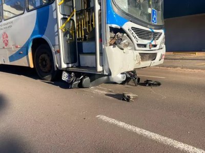 Moto da vtima embaixo do nibus aps a coliso (Foto: Clara Farias)