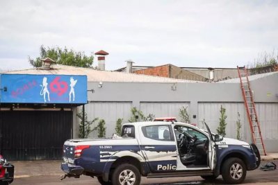 Viatura da Polcia Militar em frente a boate onde homem morreu. (Foto: Henrique Kawaminami)