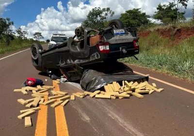 Droga espalhada na pista aps capotagem. (Foto: Caarap News)