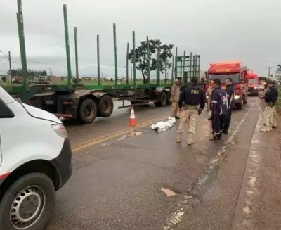 Corpo da vtima no meio da rodovia e equipes do Corpo de Bombeiros, Samu e PRF no local (Foto: Site Rdio Caula)