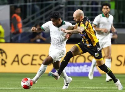 Endrick disputa a posse da bola durante confronto com o Novorizontino. (Foto: Fábio Menotti/Palmeiras)