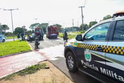 Viatura da PM e bombeiros atendendo vtimas. (Foto: Juliano Almeida)