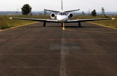 Avio na pista do aeroporto de Coxim, em Mato Grosso do Sul (Foto: Chico Ribeiro)