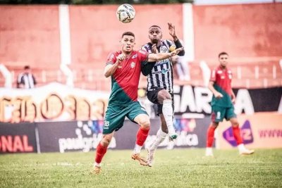 Jogadores disputam a posse da bola durante confronto no Estdio Jacques da Luz, em Campo Grande. (Foto: Vincius Eduardo)