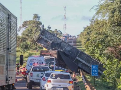 Acidente na BR-163 causou congestionamento na rodovia (Foto: Marcos Maluf)