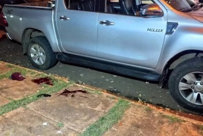 Marcas de sangue em calçada e caminhonete roubada. (Foto: Leandro Holsbach)
