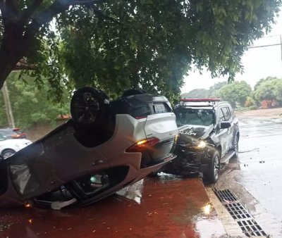 Carro capotado aps coliso com viatura. (Foto: Direto das Ruas)