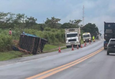 Caminho tombado e acostamento interditado nesta manh (Foto: Marcos Maluf)