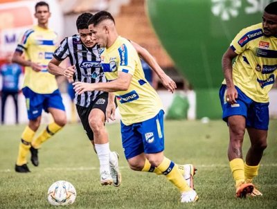 Jogador do Dourados tenta escapar da marcao operariana (Foto: @eduardofotoms)