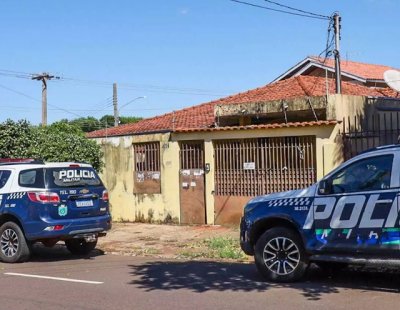 Viaturas da PM em frente ao local onde mulher foi achada morta. (Foto: Henrique Kawaminami)