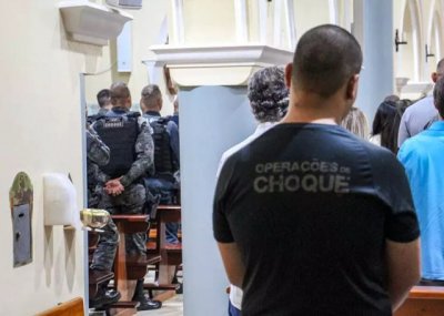 Fardados, policiais do Batalho de Choque participaram de missa de stimo dia, em Campo Grande. (Foto: Juliano Almeida)