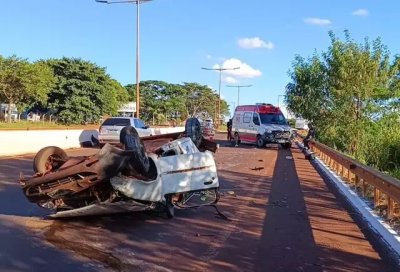 Veculo completamente destrudo aps capotagem (Foto: Reproduo/Osvaldo Duarte/Dourados News)