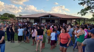 Dezenas de pessoas acompanharam o velrio e o sepultamento do rapaz em Bela Vista (Foto: reproduo / Fronteira News)