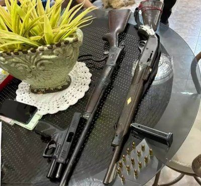 Duas carabinas e pistola apreendidas na casa de ex-prefeito. (Foto: Divulgalao/Gaeco)