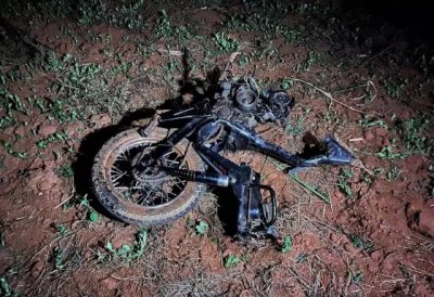Moto usada pela vtima ficou destruda. (Foto: Ivinotcias)